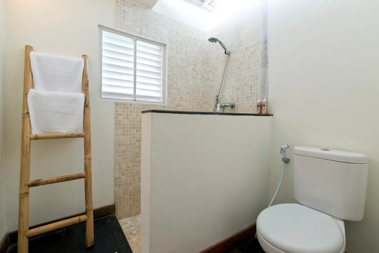 Bathroom 4, Villa Laksmana 2: Surrounded by Water- 2BR Villa with Fantastic Pool in Seminyak, Badung