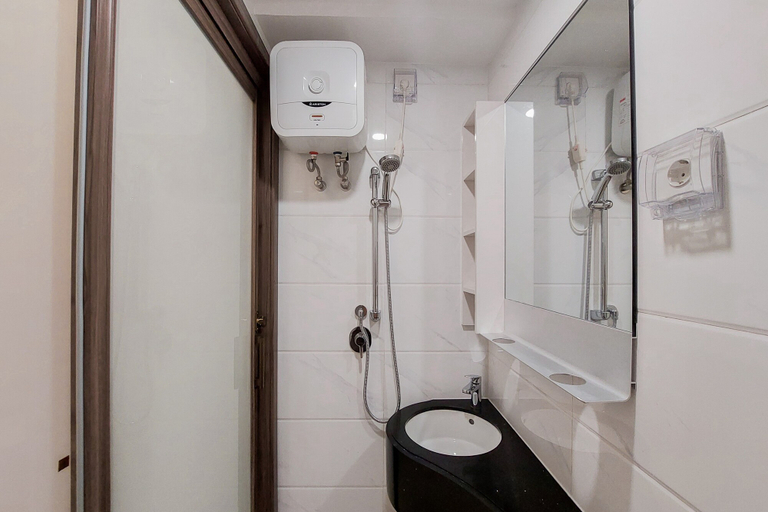Bathroom 5, Fully Furnished with Tidy Design Studio at Sky House BSD Apartment By Travelio, South Tangerang