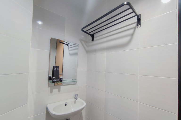Bathroom 5, Best Deal and Comfortable 1BR The Alton Apartment By Travelio, Semarang