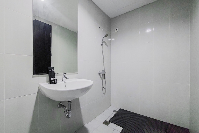 Bathroom 5, Warm and Cozy Stay Studio at Casa de Parco Apartment By Travelio, Tangerang