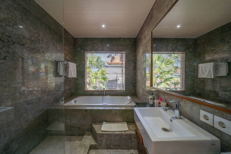 Bathroom 5, Villa Seacluded 2: Cozy 3BR Pool Villa in Central Seminyak, Badung