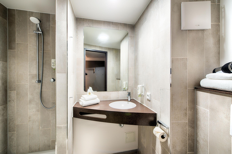 Bathroom 5, B&B Hotel Cuxhaven, Cuxhaven