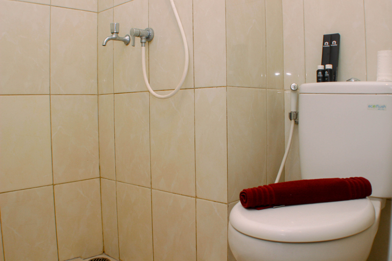 Bathroom 5, Modern Look and Homey Studio Apartment at Springlake Summarecon Bekasi By Travelio, Bekasi