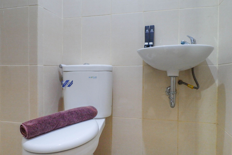 Bathroom 5, Spacious & Comfortable Studio Apartment at Bale Hinggil By Travelio, Surabaya