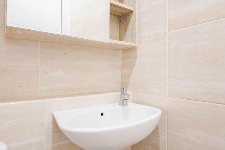 Bathroom 3, Cozy Studio Apartment with Super Single Bed at Springwood Residence By Travelio, Tangerang
