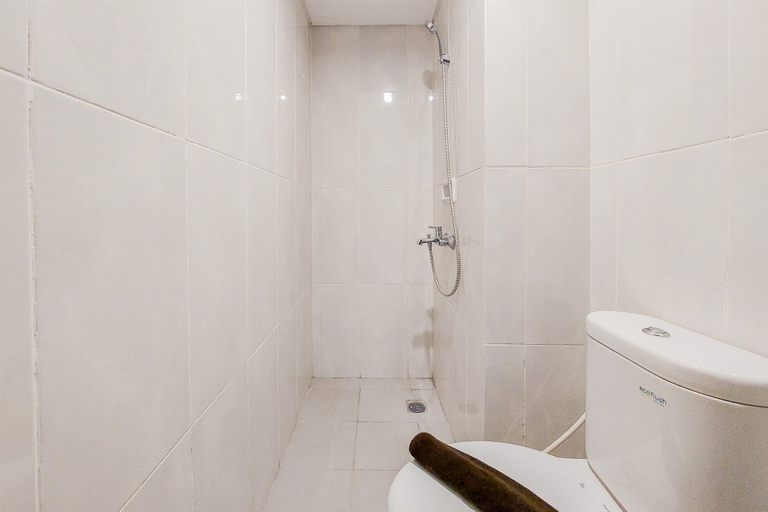 Bathroom 5, Luxurious 2BR at Serpong Garden Apartment By Travelio, Tangerang