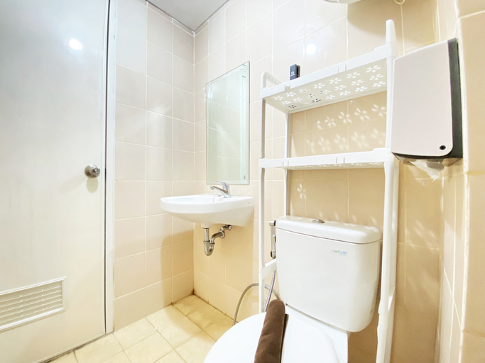 Bathroom 5, Fancy Designed Studio at Gold Coast Apartment By Travelio, North Jakarta