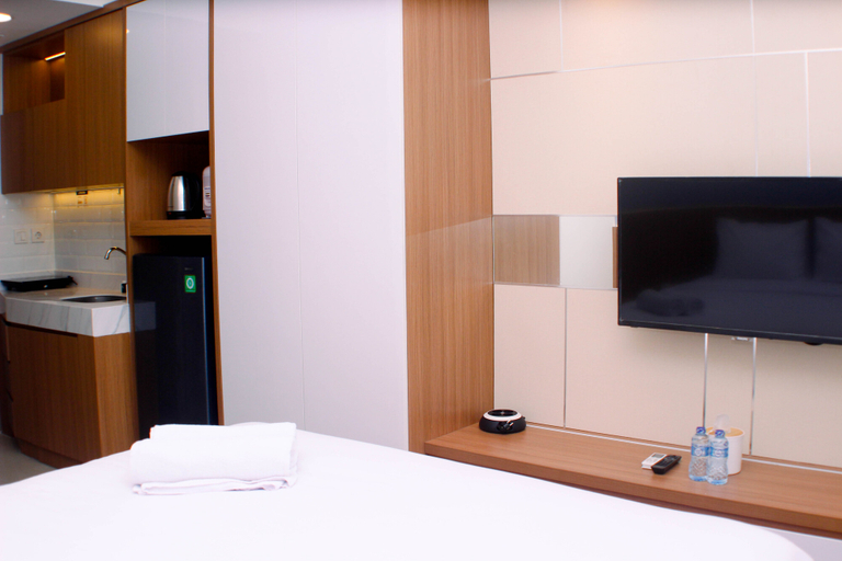 Bedroom 4, Comfortable Design Studio Room at Vasanta Innopark Apartment By Travelio, Cikarang