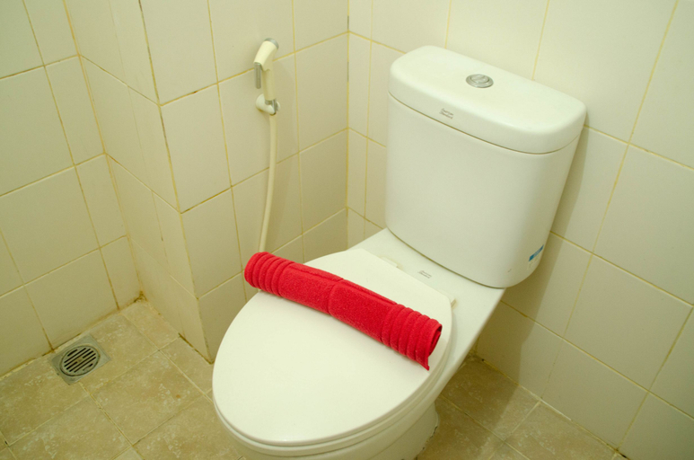Bathroom 5, Fancy and Nice 2BR at Medina Apartment By Travelio, Tangerang