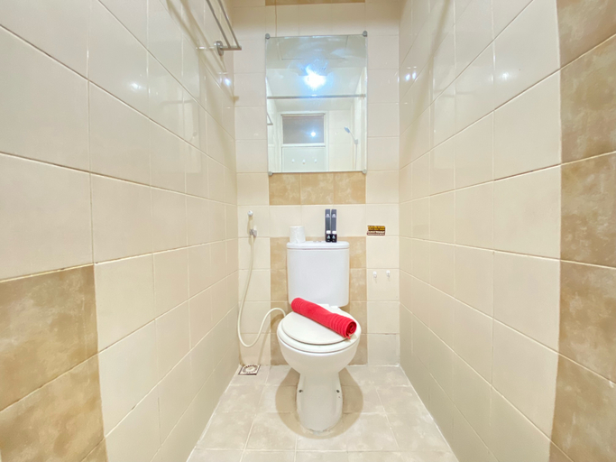 Bathroom 2, Comfortable 2BR at The Edge Bandung Apartment By Travelio, Cimahi