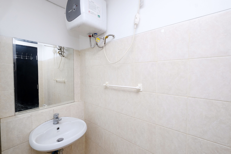 Bathroom 5, Nice and Elegant 1BR at The Wave Kuningan Apartment By Travelio, South Jakarta