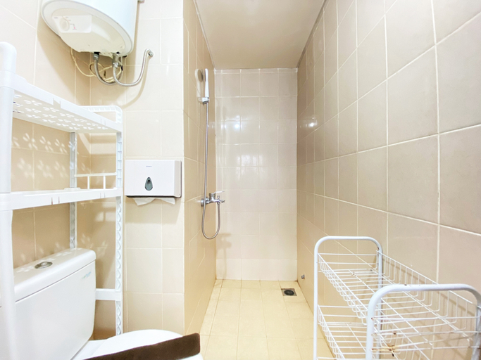 Bathroom 5, Comfy and Modern 2BR Apartment at Parahyangan Residence By Travelio, Bandung