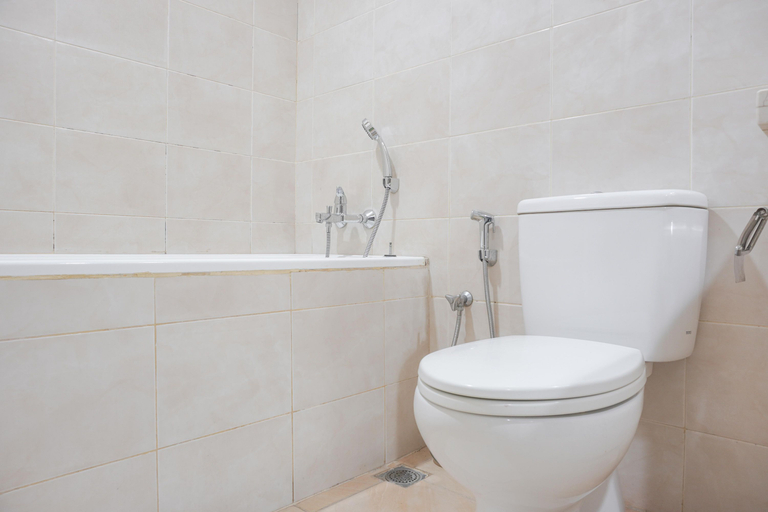 Bathroom 5, Elegant and Comfy 2BR Essence Darmawangsa Apartment By Travelio, Jakarta Selatan