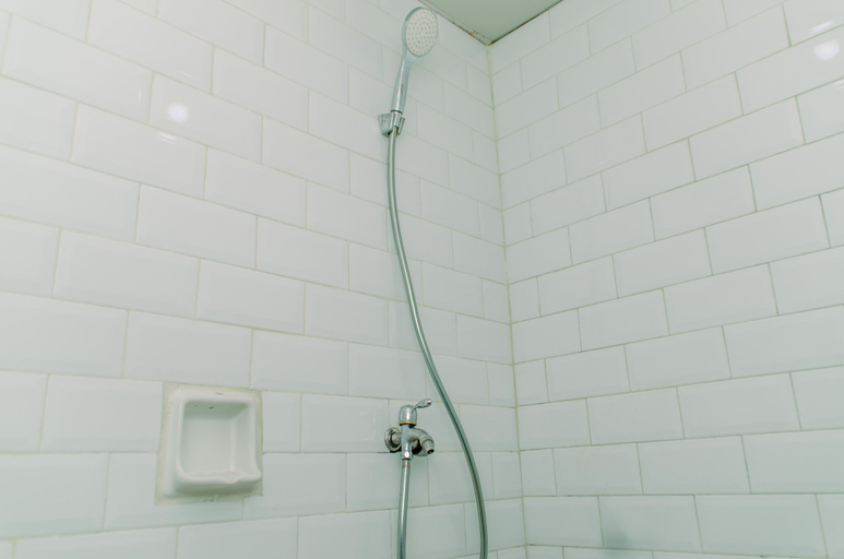 Bathroom 5, Cozy Studio at The Modern Golf Apartment By Travelio, Tangerang