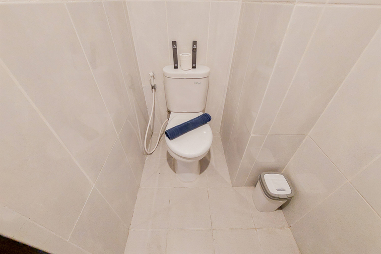 Bathroom 3, Nice and Fancy Studio Apartment at Serpong Garden By Travelio, Tangerang