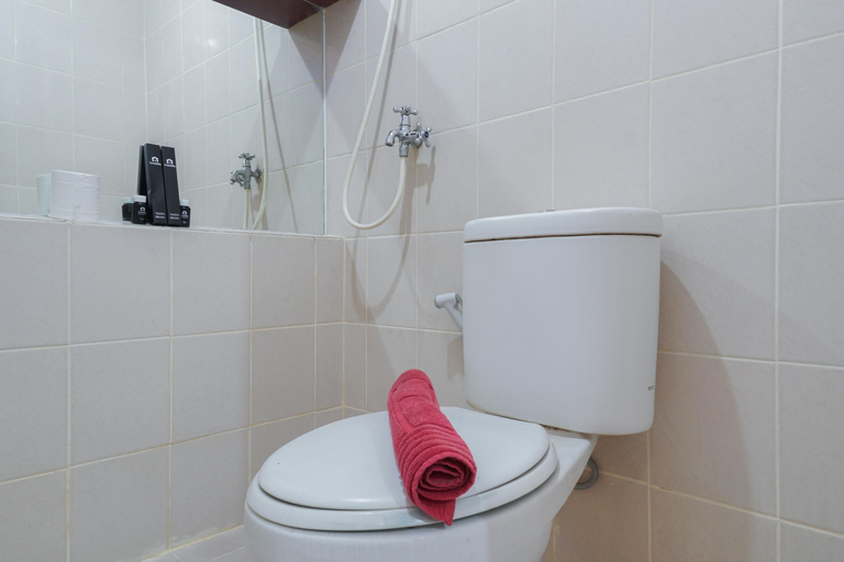 Bathroom 5, Comfy and Strategic 2BR Green Palace Kalibata Apartment By Travelio, Jakarta Selatan