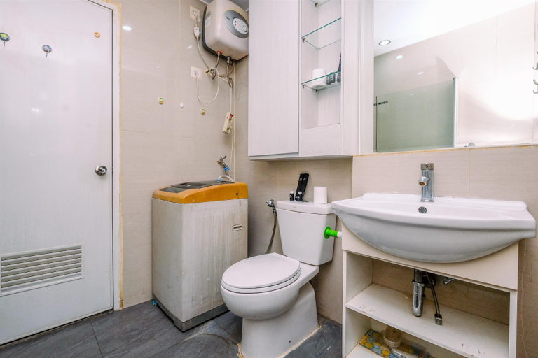 Bathroom 5, Comfort and Modern Look Studio Apartment at Ambassade Kuningan By Travelio, South Jakarta