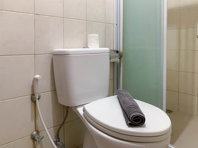 Bathroom 5, Spacious and Nice 2BR Apartment (Executive City Home unit) at Thamrin Residence By Travelio, Jakarta Pusat