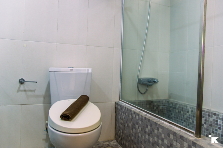 Bathroom 5, Elegant 2BR Apartment at Sudirman Tower Condominium By Travelio, Jakarta Selatan