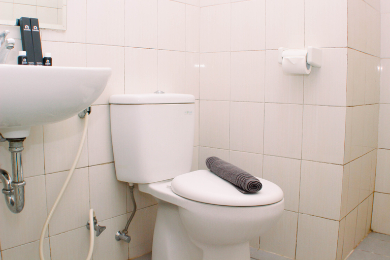 Bathroom 5, Comfortable Designed 2BR at Signature Park Grande Apartment By Travelio, Jakarta Timur
