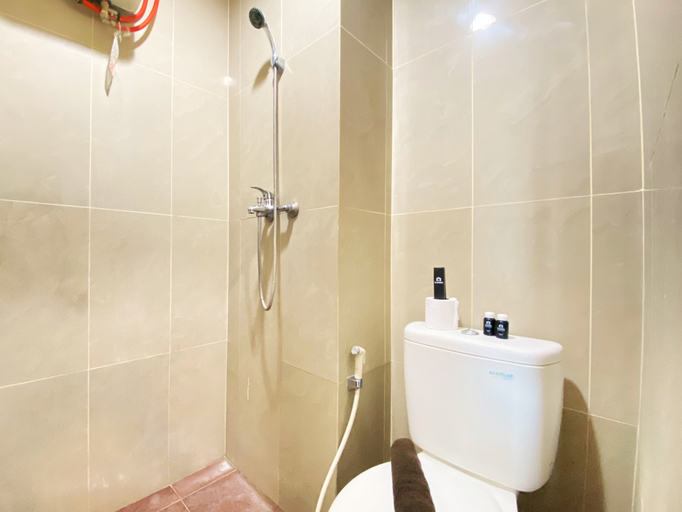 Bathroom 5, Comfortable and Strategic Studio at Taman Melati Jatinangor Apartment By Travelio, Sumedang