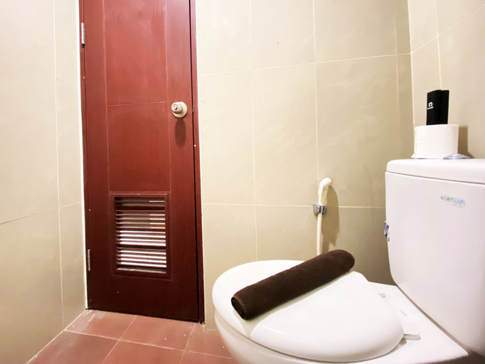 Bathroom 5, Warm and Cozy Studio at Taman Melati Jatinangor Apartment By Travelio, Sumedang