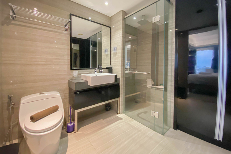 Bathroom 5, Spacious Combined Studio Apartment at Warhol (W/R) Residence By Travelio, Semarang