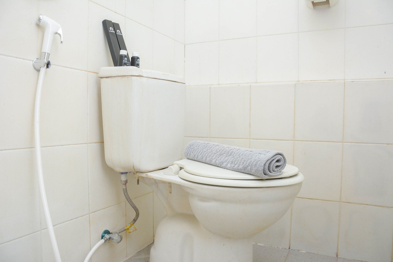 Bathroom 5, Restful and Strategic 2BR Kalibata City Apartment By Travelio, South Jakarta