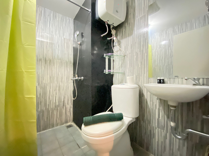 Bathroom 5, Spacious Minimalist Studio Room at Grand Asia Afrika Apartment By Travelio, Bandung