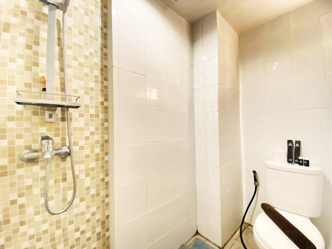 Bathroom 5, Fancy Designed 2BR at Gateway Ahmad Yani Cicadas Apartment By Travelio, Bandung