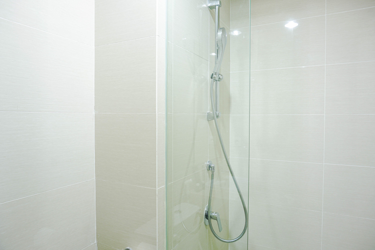 Bathroom 5, Chic and Strategic Studio at Puri Mansion Apartment By Travelio, West Jakarta