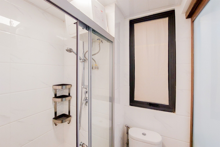 Bathroom 5, Well Designed and Comfy 2BR Sky House BSD Apartment By Travelio, Tangerang Selatan