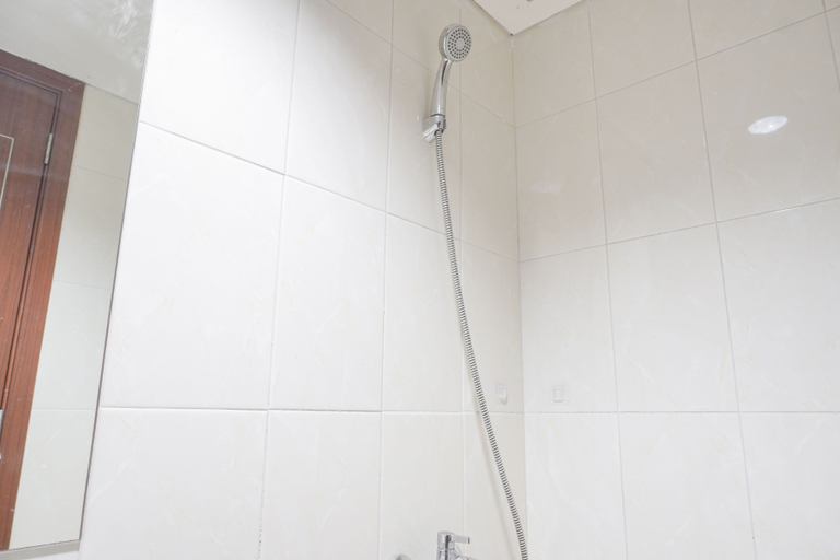 Bathroom 5, Gorgeous and Comfy 1BR Apartment Vittoria Residence By Travelio, Jakarta Barat