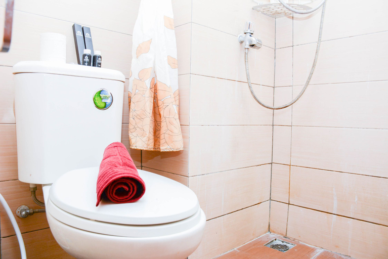 Bathroom 5, Strategic and Comfy Studio Apartment at Margonda Residence 5 By Travelio, Depok