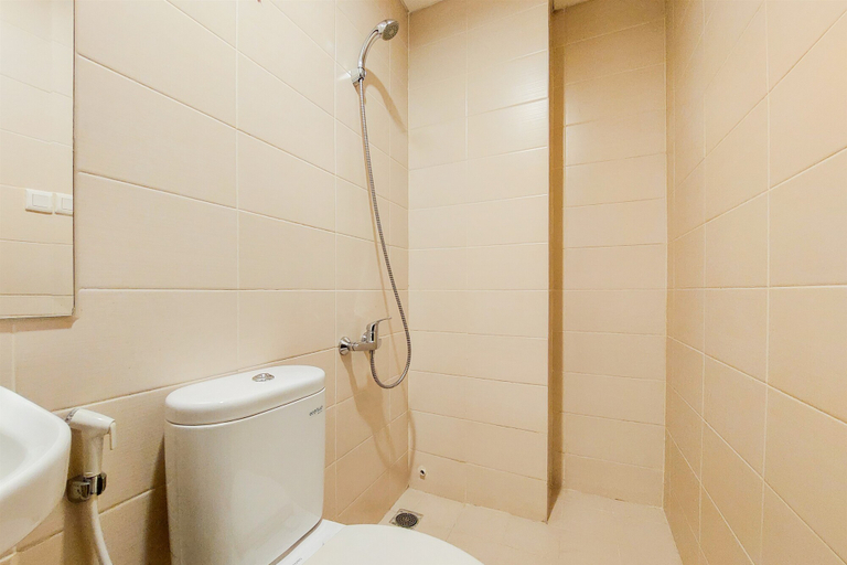Bathroom 5, Pleasurable and Tidy Studio Apartment Saveria BSD City By Travelio, Tangerang