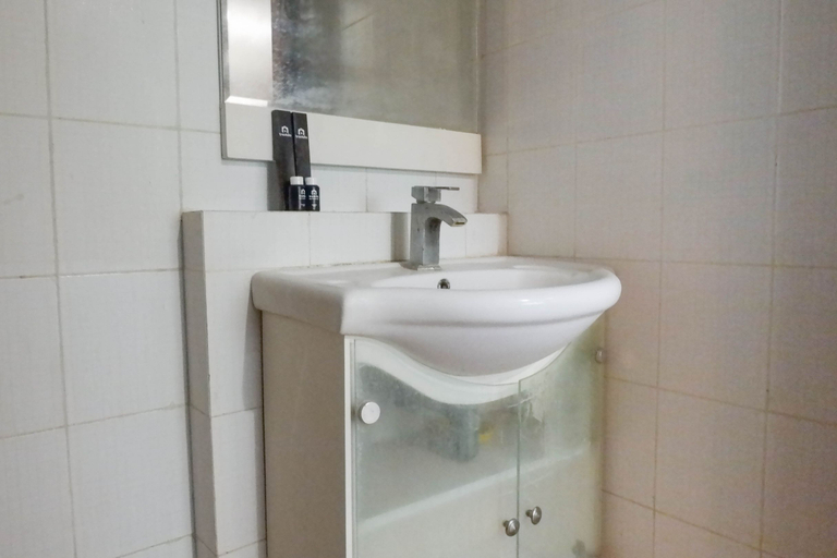 Bathroom 5, Cozy Studio Apartment at High Point By Travelio, Surabaya