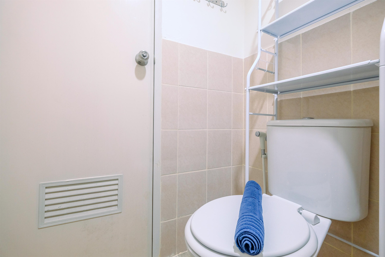 Bathroom 5, Cozy Living Podomoro Golf View 2BR Apartment By Travelio, Bogor