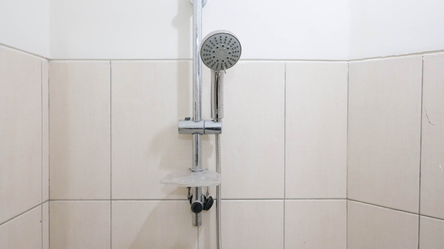 Bathroom 5, Cozy Stay and Best 1BR at Pavilion Permata Apartment By Travelio, Surabaya