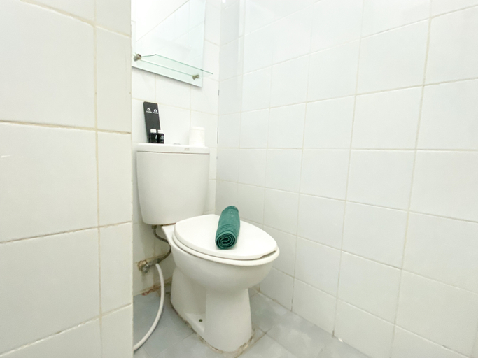 Bathroom 5, Modern Studio Apartment at Sentra Timur Residence By Travelio, East Jakarta