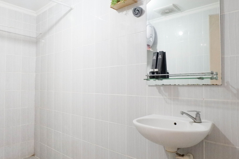Bathroom 5, Spacious 2BR with Exquisite View at Puncak Dharmahusada Apartment By Travelio, Surabaya