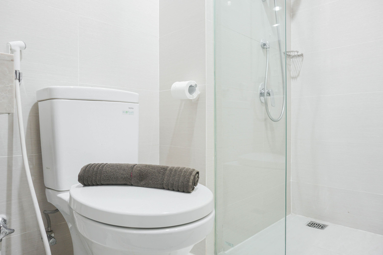 Bathroom 5, New and Fresh Studio at Puri Mansion Apartment By Travelio, Jakarta Barat