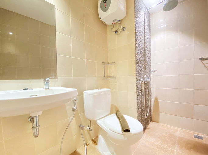 Bathroom 5, Fancy and Nice 2BR Apartment at Parahyangan Residence By Travelio, Bandung