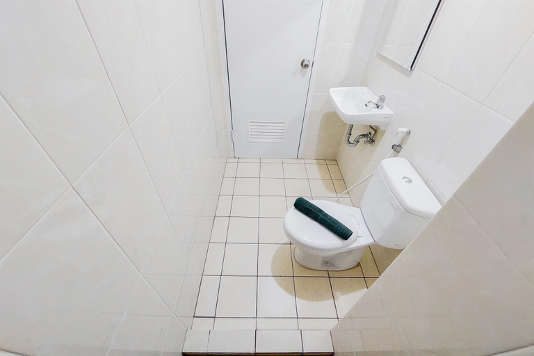 Bathroom 5, Nice Designed and Comfort 2BR Apartment at M-Town Residence By Travelio, Tangerang
