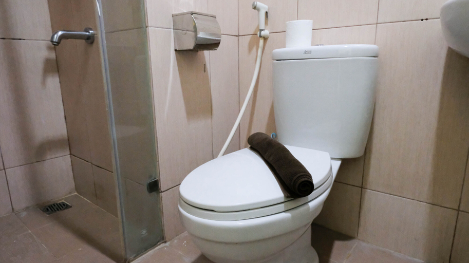 Bathroom 5, Modern Studio (No Kitchen) at Tamansari Papilio Apartment By Travelio, Surabaya