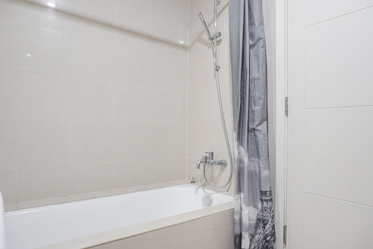 Bathroom 5, Stunning and Comfortable 3BR Apartment Casa Grande Residence By Travelio, South Jakarta