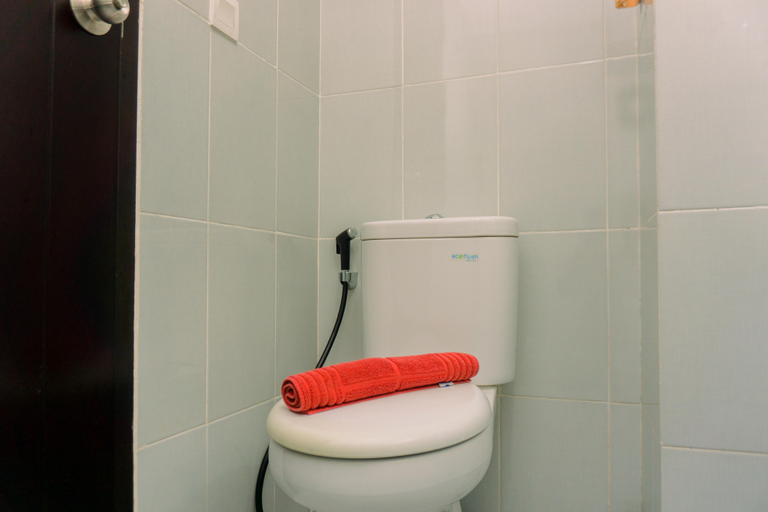 Bathroom 5, Elegant and Nice Studio Casa De Parco Apartment near ICE BSD By Travelio, Tangerang