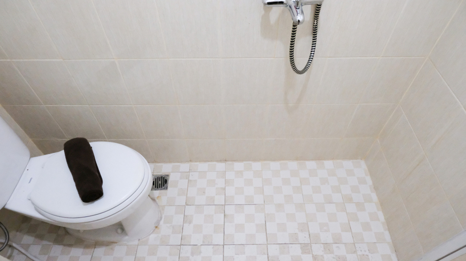 Bathroom 5, Good View and Best Choice 2BR at Puncak Permai Apartment By Travelio, Surabaya