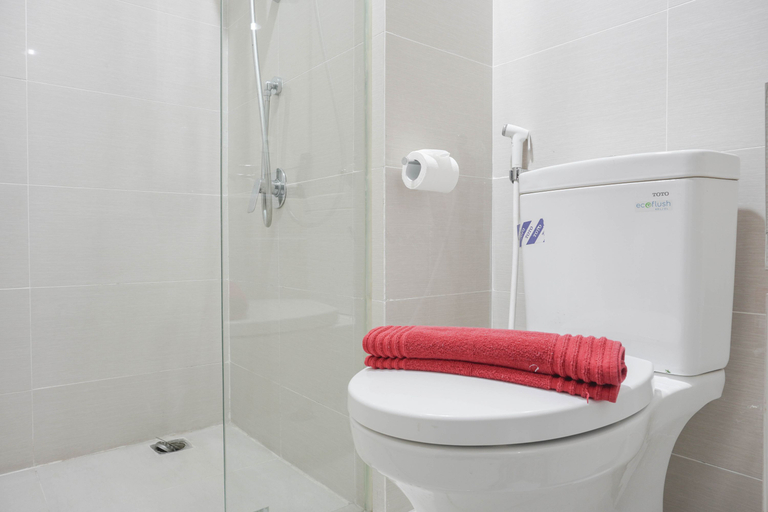 Bathroom 5, Nice and Elegant 1BR at Puri Mansion Apartment By Travelio, West Jakarta