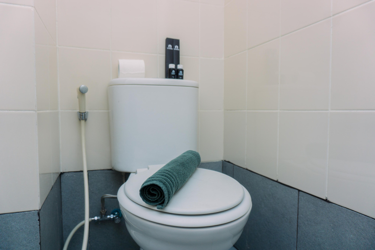 Bathroom 5, Restful Studio Apartment at Akasa Pure Living BSD By Travelio, South Tangerang