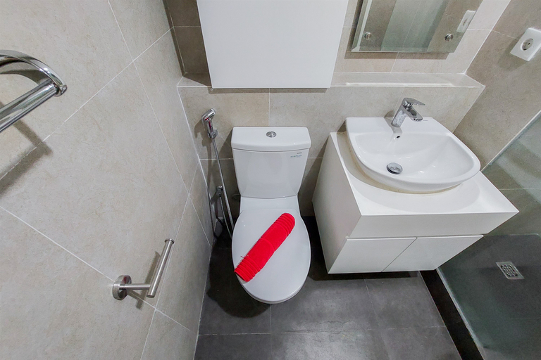 Bathroom 5, Comfortable and Minimalist 1BR at The Ayoma Apartment By Travelio, Tangerang Selatan